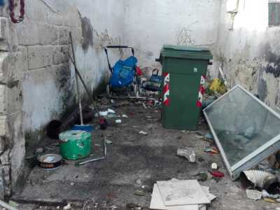 Proseguendo notiamo un passeggino per la spesa e un grande bidone verde dell�Amiu, che per� non deve essere servito a molto, visto che i rifiuti sono sparsi un po� ovunque